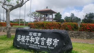 石垣図書館の前にある広々とした公園