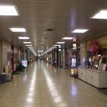 人通りの少ない地下通