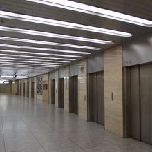 地下２階のエレビーター前