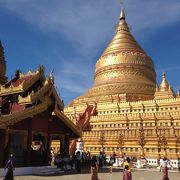 黄金に輝く現役バリバリの寺院