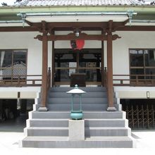 整然とした本堂