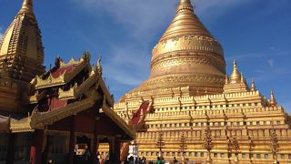 黄金に輝く現役バリバリの寺院