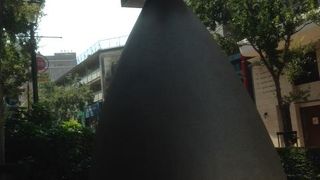 日本発の写真師である下岡蓮杖の功績を称えた碑です。