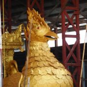 黄金に輝く寺院と伝説の鳥
