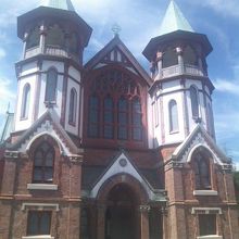 正面から見た建物の外観