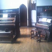 内部にはオルガンなども展示されています