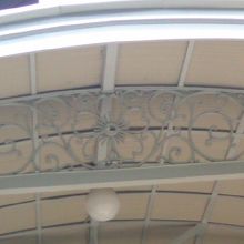 車寄上部の桜の鋳型は、学習院の紋章だとか…