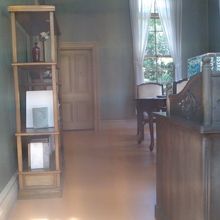 小窓から覗いてみた内部の様子