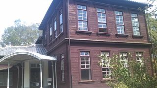 内部見学にはガイドツアーに参加する必要があります