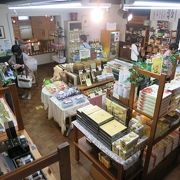 萌木の村の名産品店