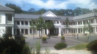 広さでは明治村随一の建物です