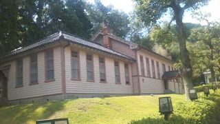 明治村開村の礎を築いた人物のレリーフも見られます