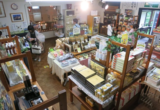 萌木の村の名産品店