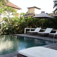 入口側にあるプール　朝食レストラン横