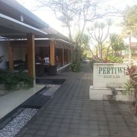 裏手のホテル入口　向かいは田んぼです