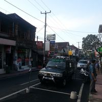 正面側の道路の風景