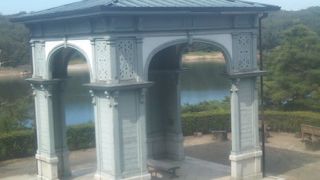 入鹿池を見ながら休憩するのに良い場所です