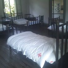 ベッドが並ぶ部屋もありました