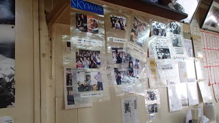 この食堂の良いところを記載したカードが所狭しと有って、出来上がるまでのひと時を見て楽しむ事ができる様になっています。