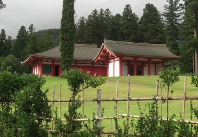 復元された建物と芝生がきれいでした