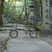 参道入口、バイクでは無理かな