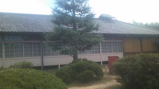 二つの棟が段違いで繋がっています