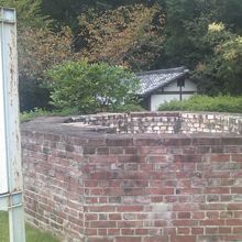 建物の前にはこんな渋い名所もありますのでお見逃しなく！