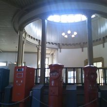 新旧のポストが並ぶ館内の様子