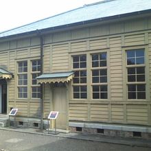 意外と見逃しがちな裏側のエリア（倉庫などがあります）