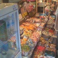 駄菓子が沢山並ぶ様子