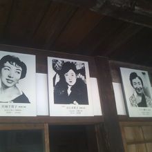 往年のスターの写真が誇らしげに飾られていました