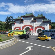 施設正面の楼。車道のバスから見たところ。