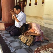 祈りを捧げる人たち