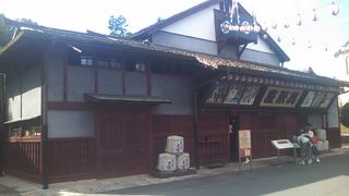 立派な舞台と観客席が素晴らしい重要文化財です