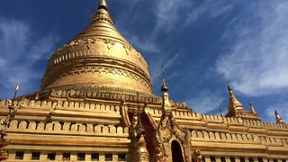 金色に輝く寺院です、目が眩みそうです