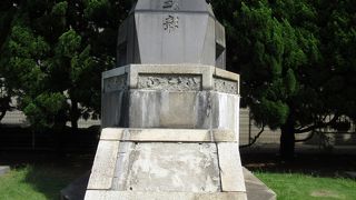 これもヴェルニー公園のさくらの広場にある石碑群のひとつ