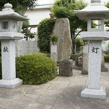 羽曳野市内の東高野街道沿い薄田隼人の墓