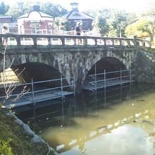 横から眺めた橋の様子