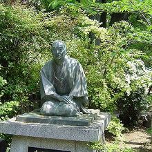 神社内の井原西鶴像