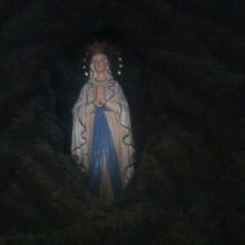 ルルドの洞窟と呼ばれる見所もあります