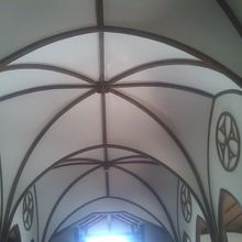 コウモリ天井と呼ばれる身廊上の美しいデザインにも注目です