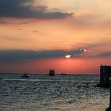 海に沈む夕日に見惚れます。