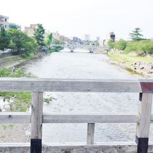 上流の梅の橋から浅野川大橋を望む