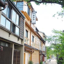 下流橋場町側の川岸には、主計町の茶屋街が広がる