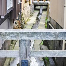 橋の近くの路地は浅野川に注ぐ用水