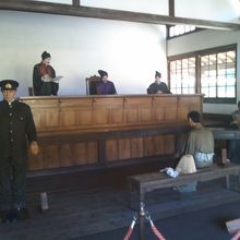 再現されている法廷の様子