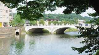 浅野川大橋は、鏡花散策の出発点、上流に歩いてもよし、下流に歩いてもよし