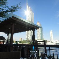 NEXT2ボート乗り場から見た対岸の「TheRiver]