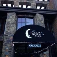 1F裏側に駐車場があり　外観はこじんまりしている