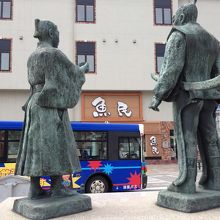 駅前に建っています